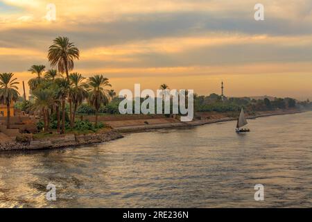 Felucca che naviga sul Nilo vicino a Esna Foto Stock
