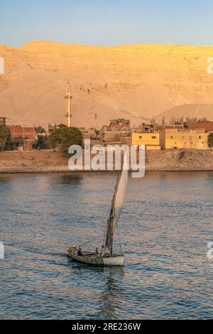 Felucca che naviga sul Nilo vicino a Esna Foto Stock