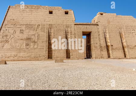 Primo pilone del Tempio mortuario di Ramesse III, Medinet Habu Foto Stock