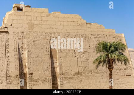 Primo pilone del Tempio mortuario di Ramesse III, Medinet Habu Foto Stock