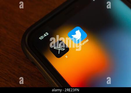 Vancouver, CANADA - 24 luglio 2023 : il nuovo logo X e l'icona Twitter sono visibili su un iPhone. Nel luglio 2023, Elon Musk ha rinominato Twitter "X" Foto Stock