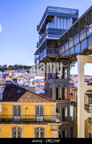 Ascensore di Santa Justa a Lisbona. Ascensore storico con piattaforma di osservazione della città di Lisbona, vecchie case, stradine strette, storico centro storico del Portogallo. Foto Stock