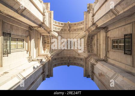 Arco da Rua Augusta, un arco trionfale su Rua Augusta a Lisbona, Portogallo. Splendido cancello in pietra con galleria e edificio storico Foto Stock