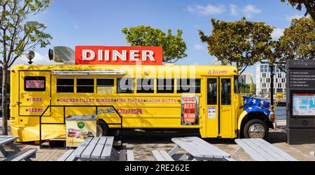 Liverpool, regno unito, 16 maggio 2023 uno scuolabus giallo in stile americano viene utilizzato come ristorante presso il popolare centro turistico Royal Albert Dock Foto Stock