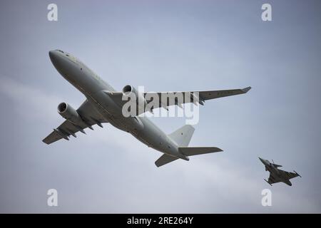 RAF Voyager Tanker esegue un flypast con una Swedish Air Force SAAB Gripen al Royal International Air Tattoo 2023. Foto Stock