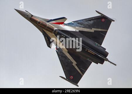 L'Air Force francese Rafale C si esibisce al Royal International Air Tattoo 2023. Foto Stock