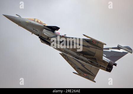 L'Air Force francese Rafale C si esibisce al Royal International Air Tattoo 2023. Foto Stock