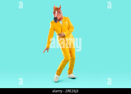 Ritratto a figura intera di un giovane cavaliere che danza Foto Stock