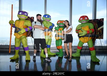 New York, USA. 24 luglio 2023. I visitatori si esibiscono con i personaggi  dei fumetti e dei film le tartarughe Ninja Teenage Mutant al One World  Observatory presso il One World Trade