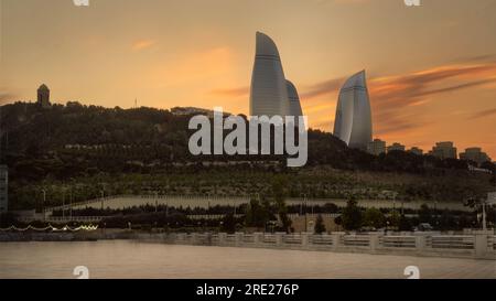 Baku, Azerbaigian - 27 giugno 2023: Questo esclusivo scatto a lunga esposizione cattura la natura dinamica delle torri della fiamma contro le nuvole in movimento. Foto Stock