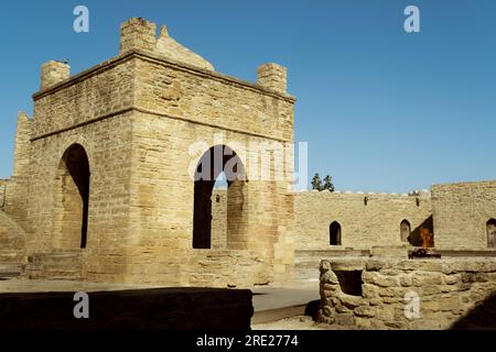 Baku, Azerbaigian - 27 giugno 2023: Una fotografia architettonica del Tempio di Ateshgah, uno storico tempio del fuoco in Azerbaigian, contro un cielo blu cristallino Foto Stock