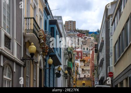 Vista inusuale desde una calle del barrio de Triana a los coloridos barrios de Las Palmas, Gran Canaria, España Foto Stock