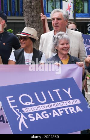 Gli attori Imelda Staunton e Jim Carter al raduno Equity Union di Londra, in solidarietà con lo sciopero SAG-AFTRA in America per una paga equa. Foto Stock