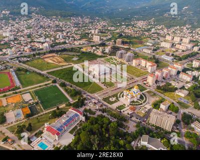 Città di Bar in Montenegro in estate. Vista aerea della chiesa di San Jovan Vladimir Foto Stock