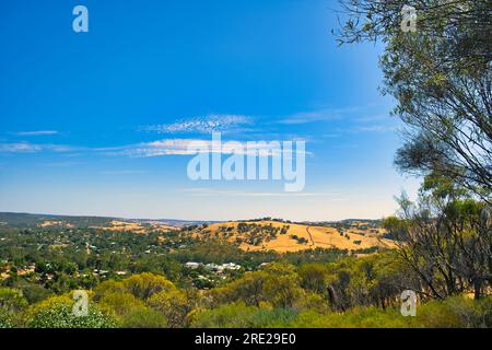 Vista sulla città verdeggiante di Toodyay (Australia Occidentale) e sulla campagna collinare circostante dalla riserva Pelham Foto Stock