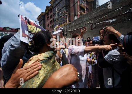 Srinagar, India. 24 luglio 2023. (7/24/2023) i sostenitori del Partito del Congresso di opposizione dell'India che protestano contro la violenza etnica nello stato di Manipur nord-orientale, tengono cartelli a Srinagar. Più di 130 persone sono state uccise nello stato nordorientale da quando la violenza tra due gruppi etnici dominanti scoppiò all'inizio di maggio 2023. (Foto di Mubashir Hassan/Pacific Press/Sipa USA) credito: SIPA USA/Alamy Live News Foto Stock