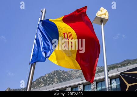 Andorra la Vella, Andorra - 20 luglio 2023: Bandiera nazionale di Andorra che sventola ad Andorra la Vella il 20 luglio 2023. Foto Stock