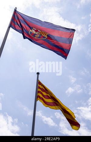 Barcellona, Spagna - 22 luglio 2023: Le bandiere del FC Barcelona volano fuori dallo Spotify Camp Nou il 22 luglio 2023. Foto Stock