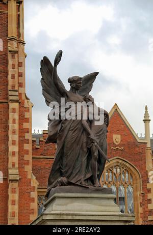 Scultura in art nouveau di Sir Thomas Brock sul memoriale di guerra alla Queens University di Belfast Foto Stock