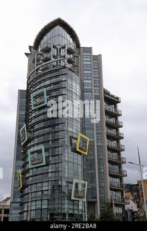 L'edificio residenziale Boat a Queens Square a Belfast Foto Stock