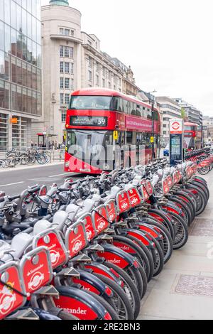 Autobus a due piani che passa per rack di biciclette a noleggio, High Holborn, Holborn, London Borough of Camden, Greater London, Inghilterra, Regno Unito Foto Stock