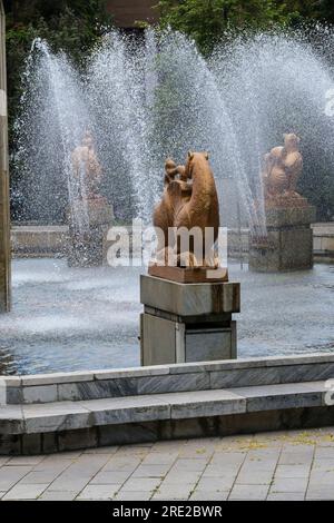 Kazakistan, Almaty. Figure nella fontana dello Zodiaco orientale. Foto Stock