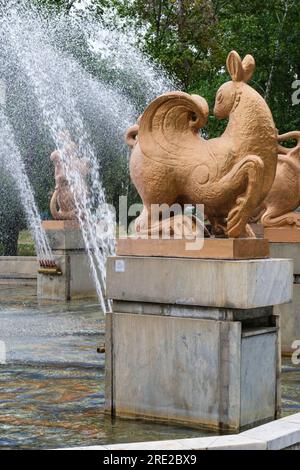 Kazakistan, Almaty. Figure nella fontana dello Zodiaco orientale. Foto Stock