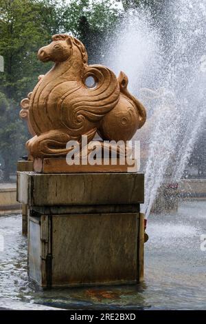 Kazakistan, Almaty. Figure nella fontana dello Zodiaco orientale. Foto Stock