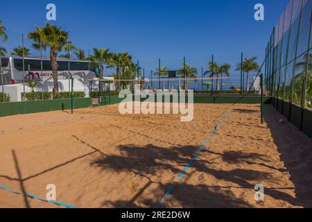 Splendida vista del cortile per giocare a Beach volley su un cielo blu che si fonde con lo sfondo blu dell'oceano. Spagna. Gran Canaria. Foto Stock