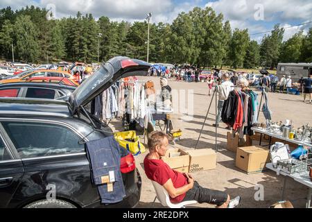 Vendita di stivali per auto domenicali o mercatino delle pulci a Malmkoping. Le persone vendono beni indesiderati, tipicamente dagli stivali delle loro auto Foto Stock