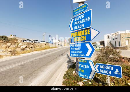 Grecia, Isole Cicladi, Mykonos -2023 giugno 1: Cartelli stradali che mostrano le indicazioni per le famose spiagge di Mykonos: Paradise Beach, Super Paradi Foto Stock