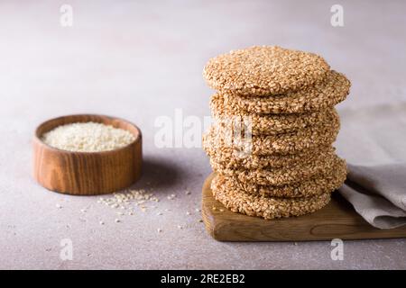 Biscotti al sesamo senza glutine su una lavagna su sfondo beige. Deliziosi dolci fatti in casa. Foto Stock