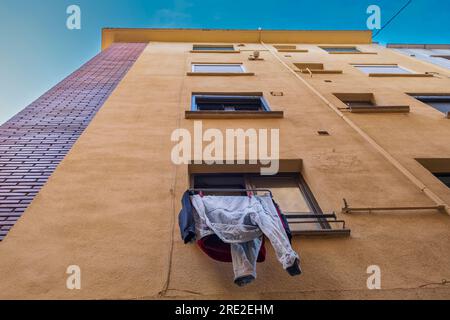 Blick an einem Haus hoch mit WŠsche, die am Fenster zum trocknen hŠngt in der Altstadt von Valencia *** guardando in alto una casa con la lavanderia appesa Foto Stock