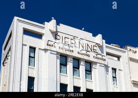Esterno dell'ex cinema in stile art deco, ora Grosvenor Casino Pier Nine Brighton, Inghilterra, Regno Unito Foto Stock