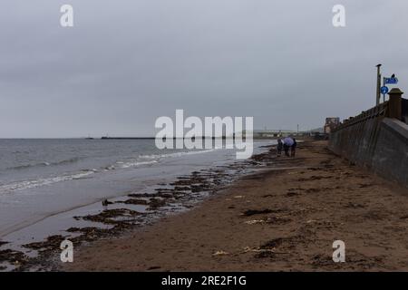 Ayr Beach in una giornata estiva selvaggia e umida in Scozia Foto Stock