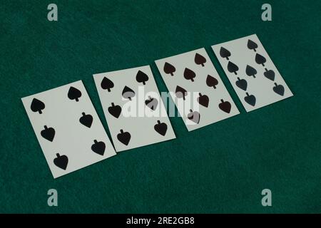 Carta da gioco del vecchio West sul tavolo da gioco verde. Foto Stock