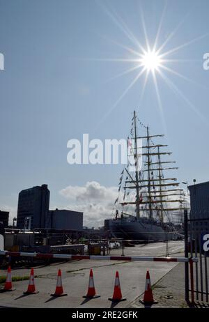 ABERDEEN, SCOZIA - 22 LUGLIO 2023: La Bima Suci, la più grande nave da addestramento a vela della marina indonesiana ormeggiata nel porto di Aberdeen durante il T Foto Stock