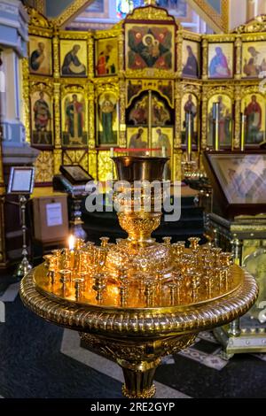 Kazakistan, Almaty. Cattedrale dell'Ascensione, ortodossa russa. Vista dei murales sul lato sinistro dell'altare. Offertory Candle Burning. Foto Stock