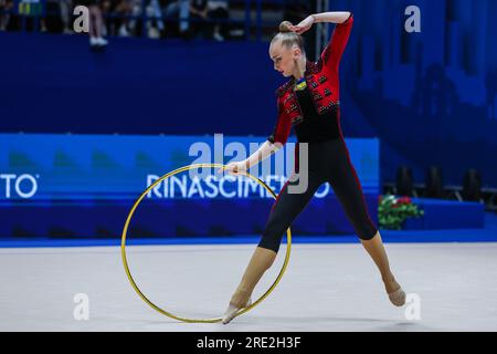 Milano, Italia. 23 luglio 2023. Onopriienko Viktoriia (UKR) si esibisce durante la RGI Hoop Final 2023 FIG Rhythmic Gymnastics World Cup Series al Mediolanum Forum di Milano. Credito: SOPA Images Limited/Alamy Live News Foto Stock