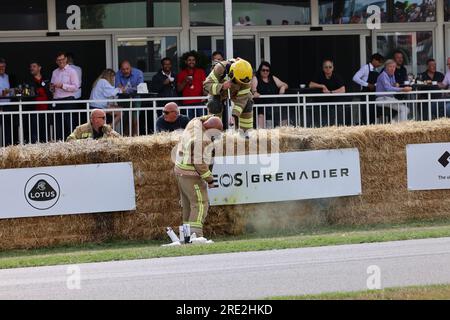Luglio 2023 - i pompieri al lavoro garantiscono la sicurezza al Goodwood Festival of Speed. Foto Stock