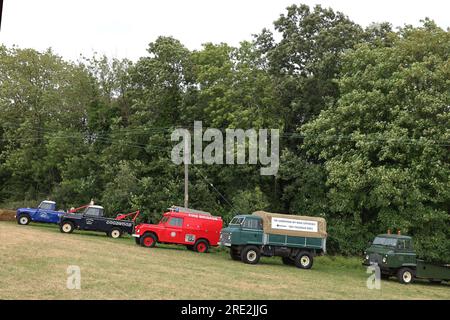 Luglio 2023 - le Classic Land Rover di Goodwood si sono allineate al Festival of Speed. Foto Stock