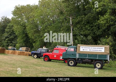 Luglio 2023 - le Classic Land Rover di Goodwood si sono allineate al Festival of Speed. Foto Stock