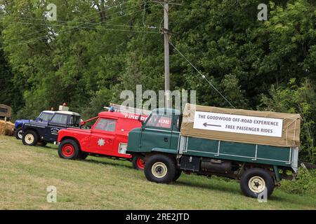 Luglio 2023 - le Classic Land Rover di Goodwood si sono allineate al Festival of Speed. Foto Stock