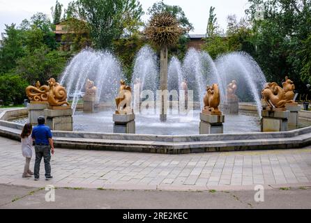 Kazakistan, Almaty. Fontana di Zodiaco orientale. Foto Stock