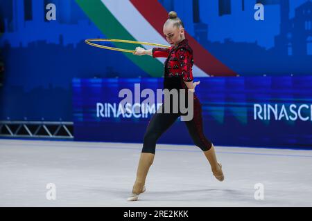 Milano, Italia. 23 luglio 2023. Onopriienko Viktoriia (UKR) si esibisce durante la RGI Hoop Final 2023 FIG Rhythmic Gymnastics World Cup Series al Mediolanum Forum di Milano. (Foto di Fabrizio Carabelli/SOPA Images/Sipa USA) credito: SIPA USA/Alamy Live News Foto Stock