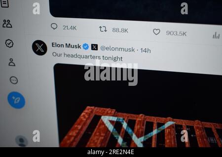 La foto mostra che Elon Musk ha cambiato il famoso logo uccello di Twitter con il nuovo logo ''X''. La foto mostra che Elon Musk ha cambiato il famoso logo dell'uccello Foto Stock