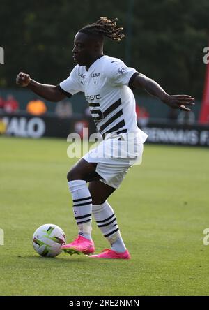 Jérémy Doku dello Stade Rennais durante l'Amical 2023 tra Stade Rennais e US SAINT MALO il 22 luglio 2023 a la Piverdière a Rennes, Francia - foto Laurent Lairys / PANORAMICA Foto Stock