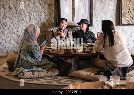 Kazakistan, Almaty. Clienti dell'Auyl Restaurant. Foto Stock