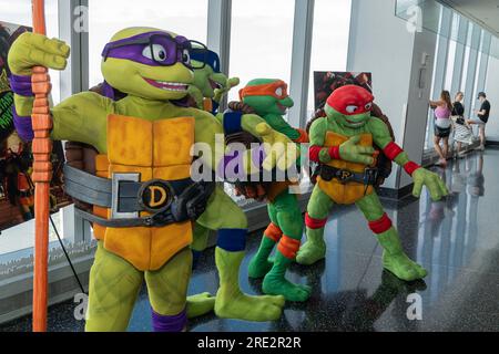 I personaggi delle tartarughe mutanti adolescenti visitano il One World Observatory di New York il 24 luglio 2023 e mettiti in posa con i visitatori in attesa dell'uscita di "Teenage Mutant Ninja Turtles: Mutant Mayhem" Foto Stock