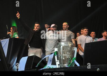 Limerick, Irlanda. 24 luglio 2023.i campioni senior Hurling All-Ireland di Limerick sono stati accolti questa sera da migliaia di tifosi che hanno preso il palco a Pery Square dopo aver ottenuto la vittoria su Kilkenny in un emozionante incontro a Croke Park. Crediti: Karlis Dzjamko/Alamy Live News Foto Stock